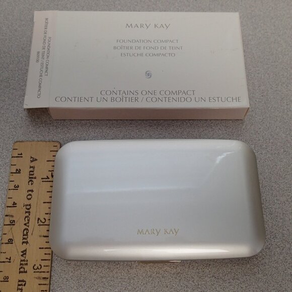 Mary Kay Foundation Compact - Picture 1 of 9